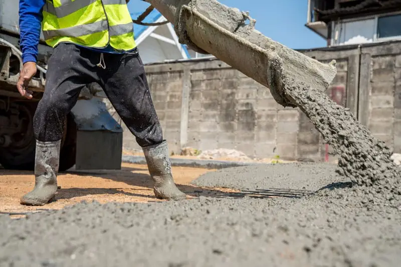 Worker doing pour after concrete testing is approved | Groupe SCP