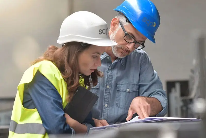 Engineers discussing geotechnical Report | Groupe SCP