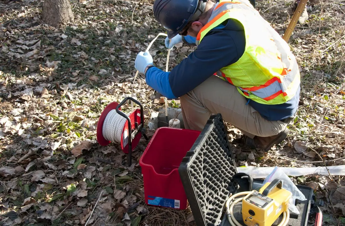 Petroleum and oil tank removal testing on contaminated site | Groupe SCP