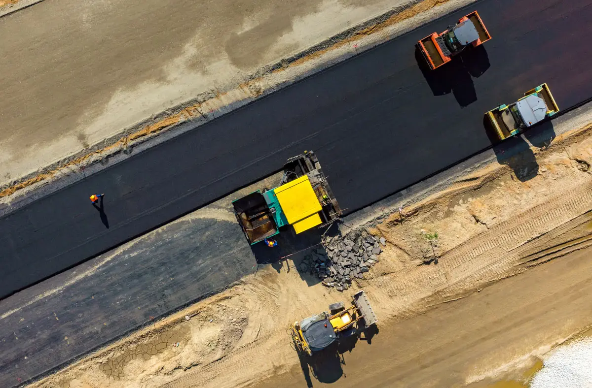 Environmental management consulting firms inspecting asphalt | Groupe SCP