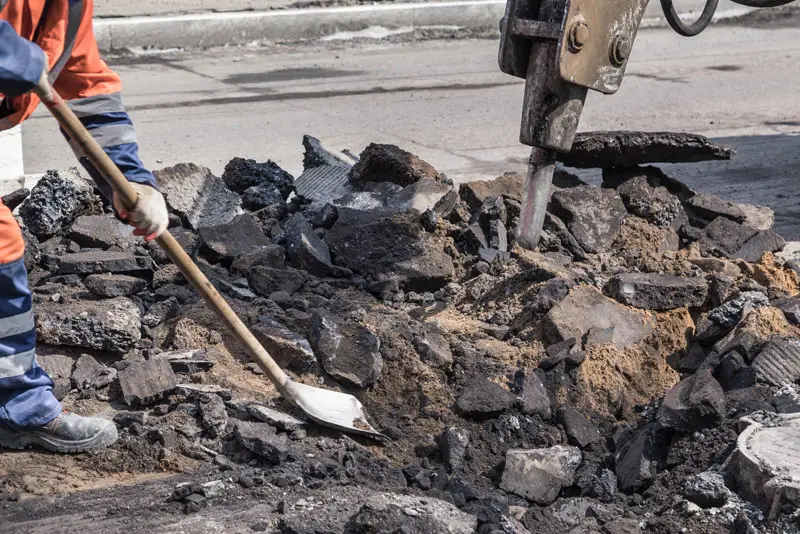 Environmental management consulting firms inspecting asphalt | Groupe SCP