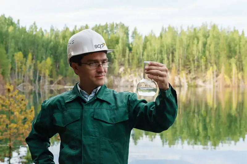 Phase 1 environmental site assessment water sample taken by scientist | Groupe SCP
